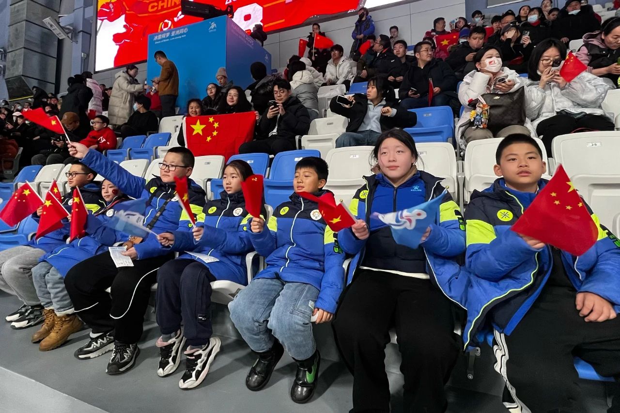 哈藥公益圓夢希望學子觀看亞冬會冰球賽事